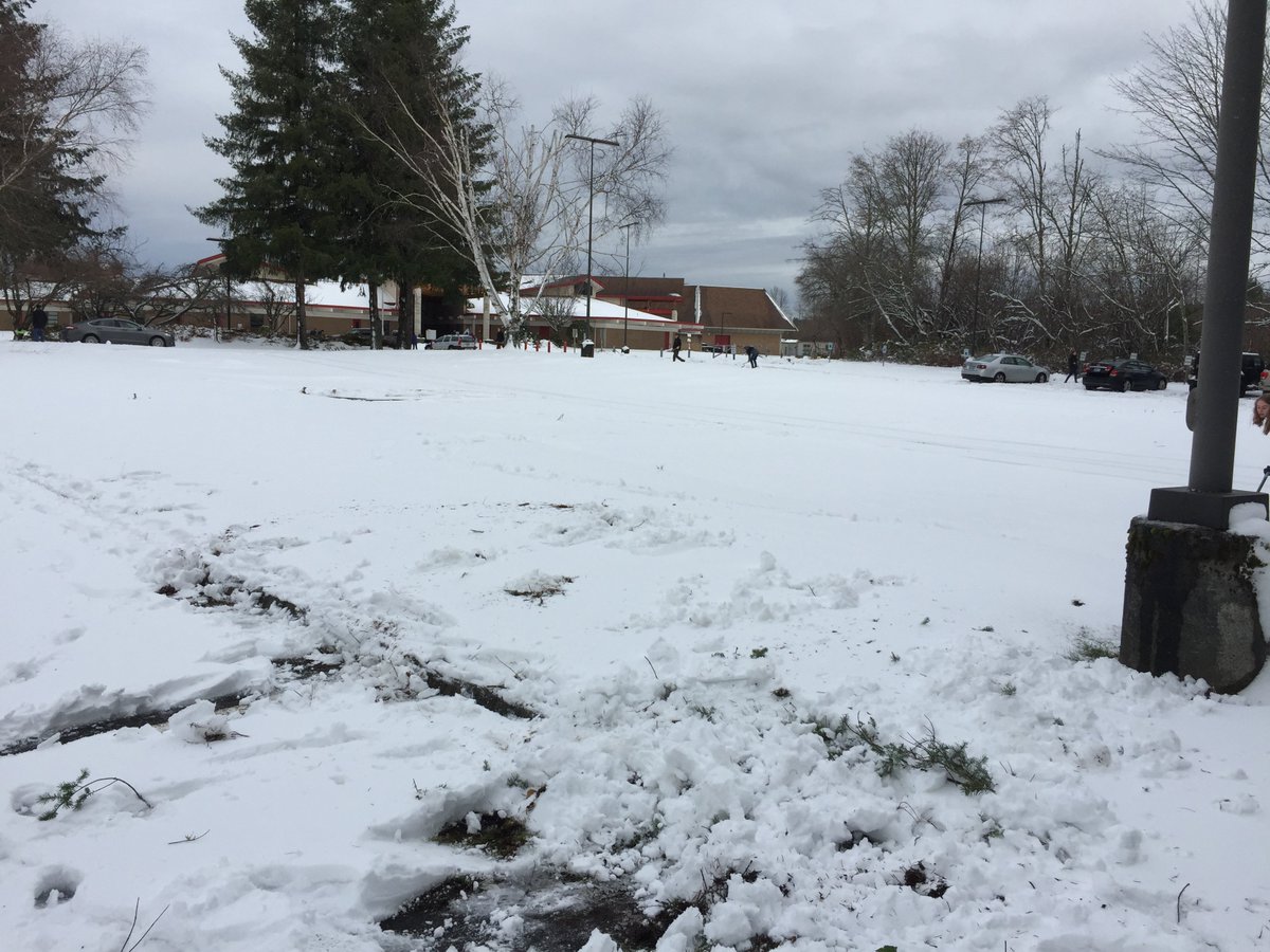 CataclysmRobo's tweet image. ShovelIng parking lot. We host our league meet in 2 hours!😅