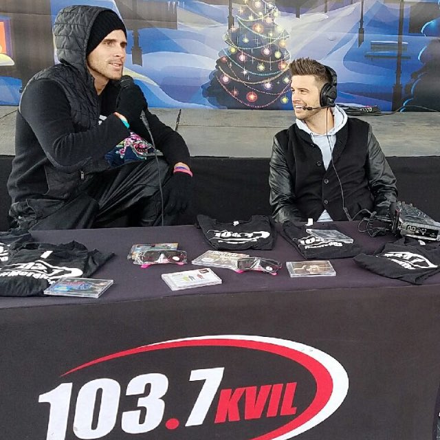 ALT1037DFW's tweet photo. And the @SixFlagsOverTX has begun come see our boys @TannerKloven @JTeespeak live! #HotBoyAlert love to say hi! #HolidayInThePark https://t.co/PJE9G5gnJ2