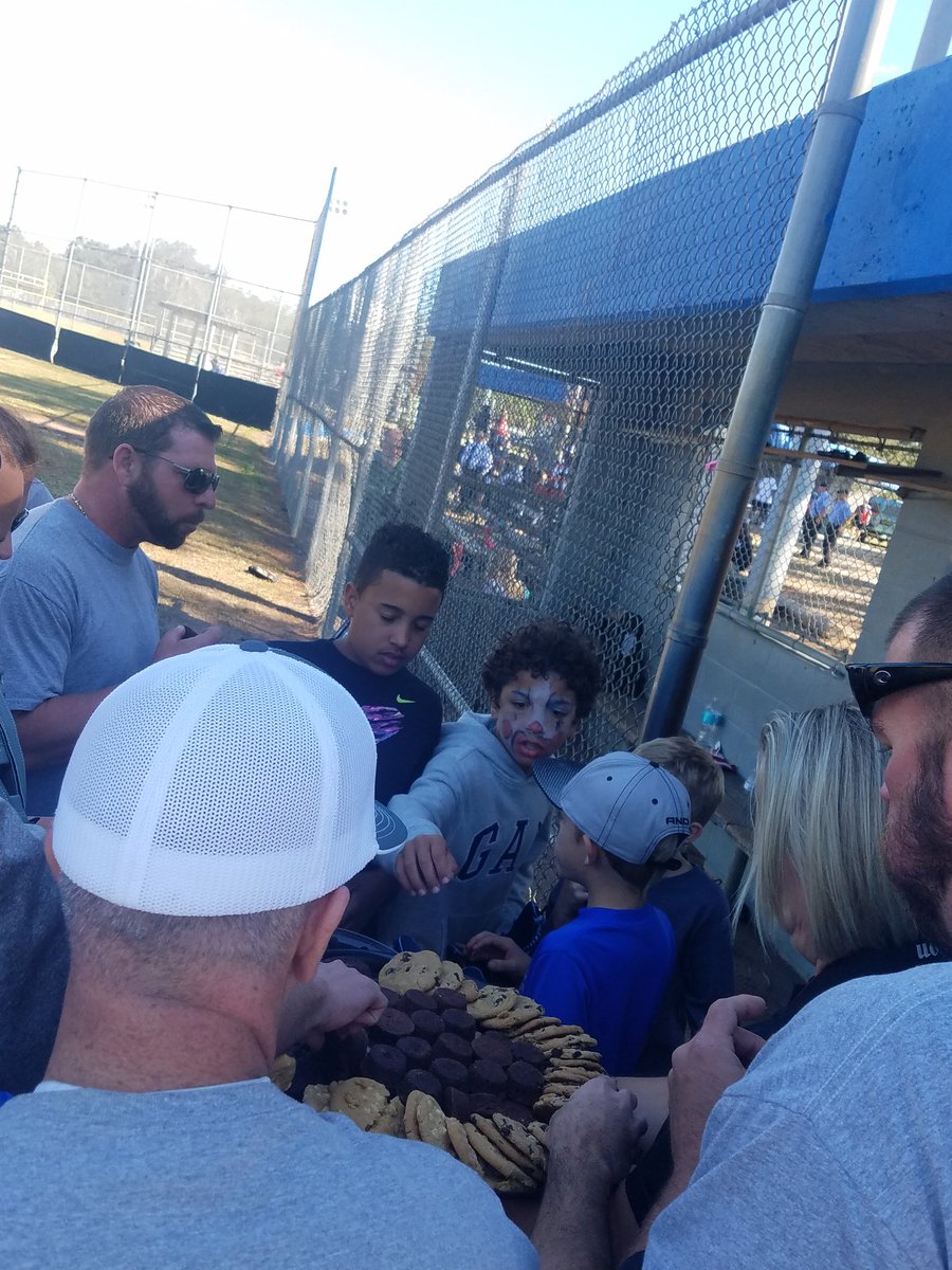 TampaPD's tweet photo. Quick cookie break before we take on @HCSOSheriff for the #BridgingTheGap Softball Tourney trophy! #GoTPD https://t.co/HQSlUsV6UE