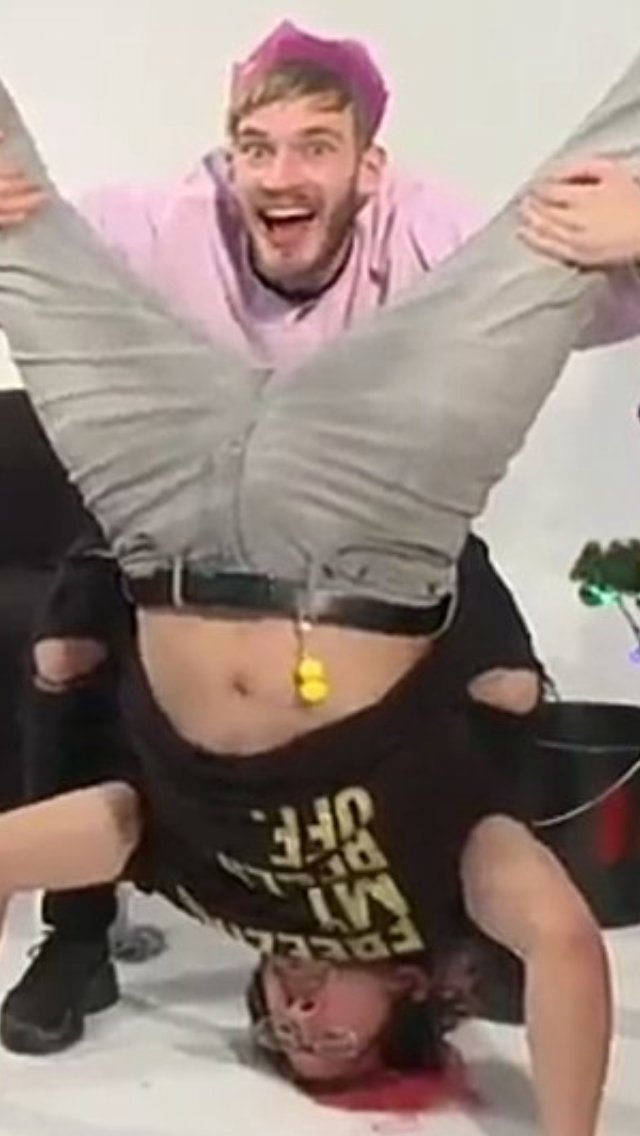 riplucidshit's tweet image. i can't donate bc i used up all my christmas money yesterday and i don't have any talent to draw something so here's this #cringemas