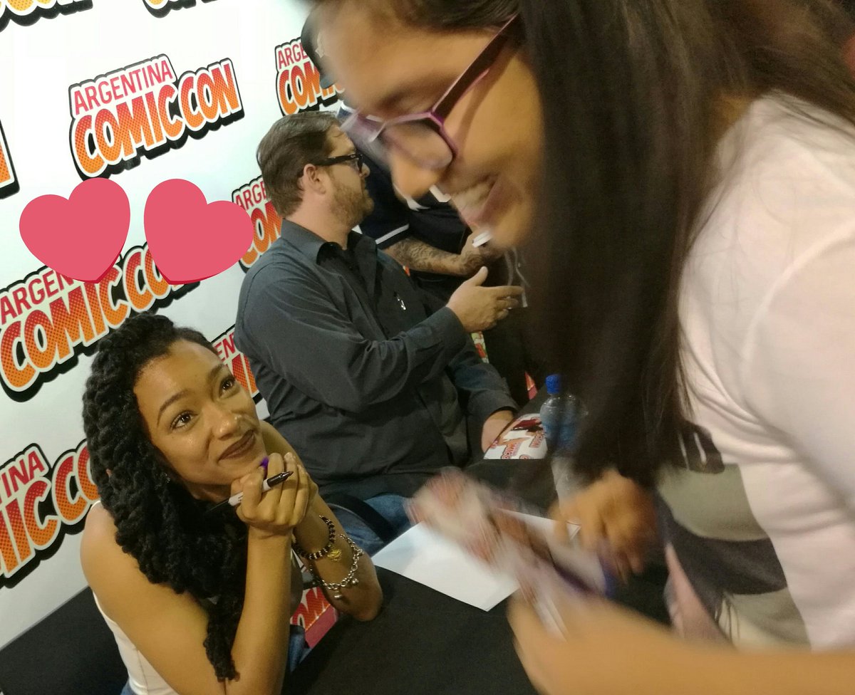 ArgComicCon's tweet image. ¡Mirá la carita que pone @SonequaMG  cuando recibe a sus fans! La amamos! #ArgComicCon