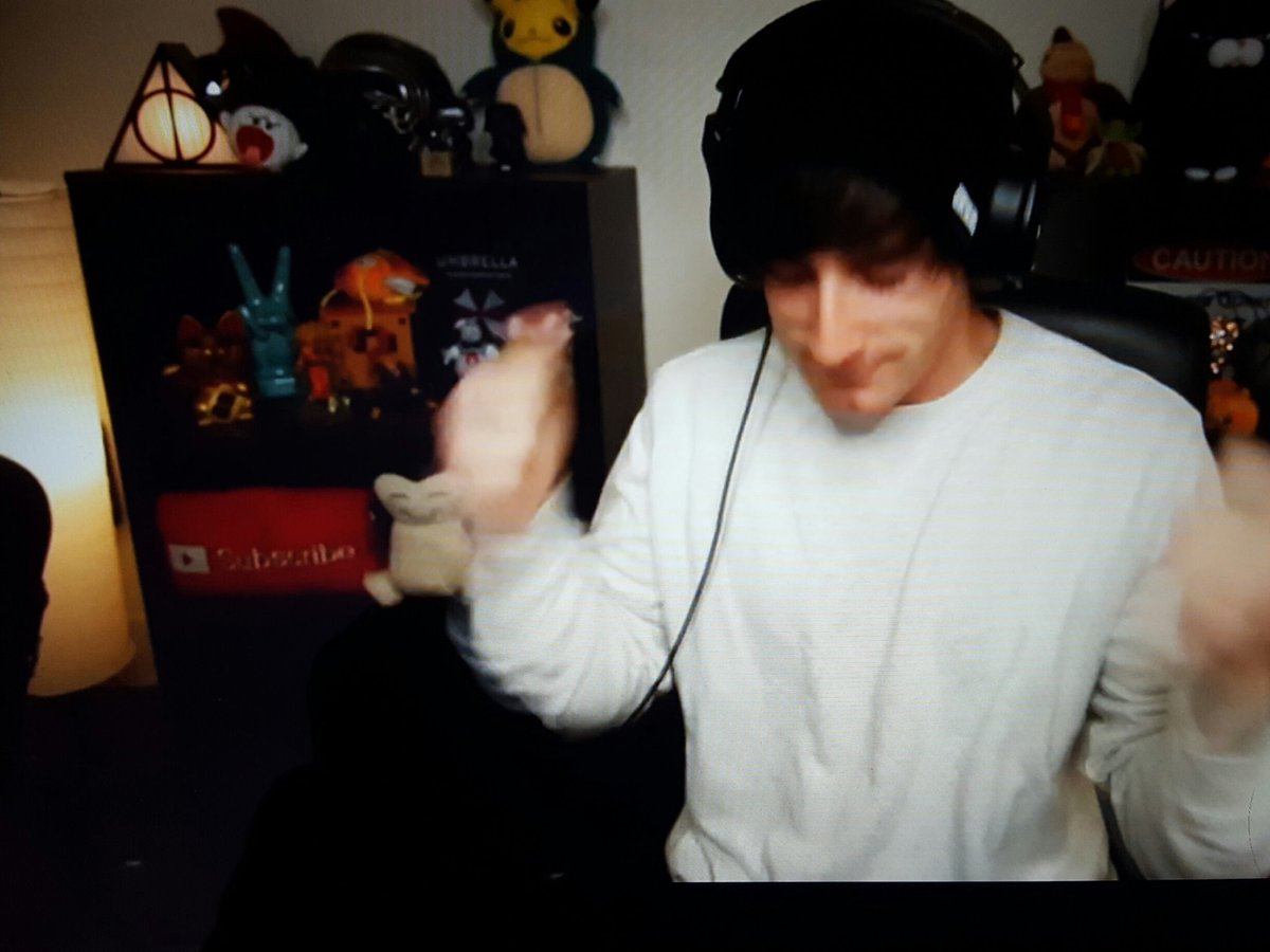 jackuhboyy's tweet photo. That took some balls! I absolutely hate sushi so I understand how gross that is! D: #cringemas @revelmode https://t.co/Ldtw9pB0WW