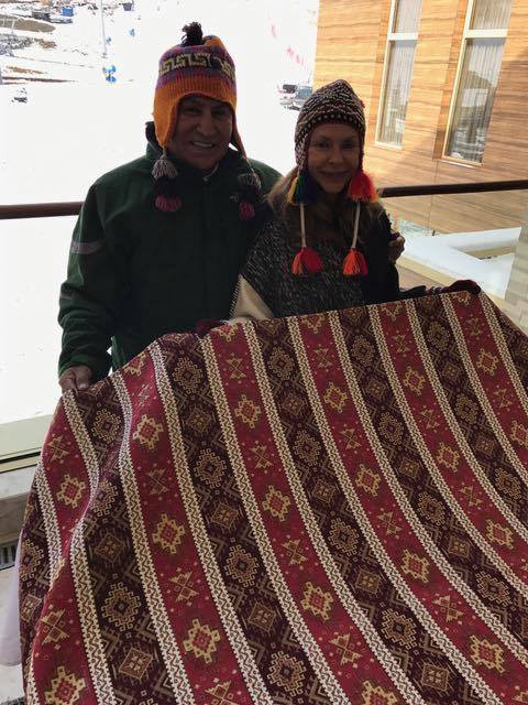 La chakana es universal. Fue grata la presentación de sus símbolos nacionales....
Con un bello paisaje lleno de nieve.