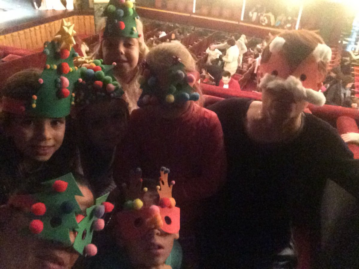 TeatroZgz's tweet photo. Esta semana os presentaremos la #programación #familiar en @TeatroZgz para estas navidades. Todas las #funciones #bonificadas @pmaeizgz https://t.co/H0s3VFgurz