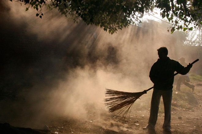 FinancialXpress's tweet photo. #MBAs, #BTechs clean drains as practical exam for #sweepers’ job in #UttarPradesh https://t.co/GtnWe2i0YT https://t.co/ZQChlSX9ql