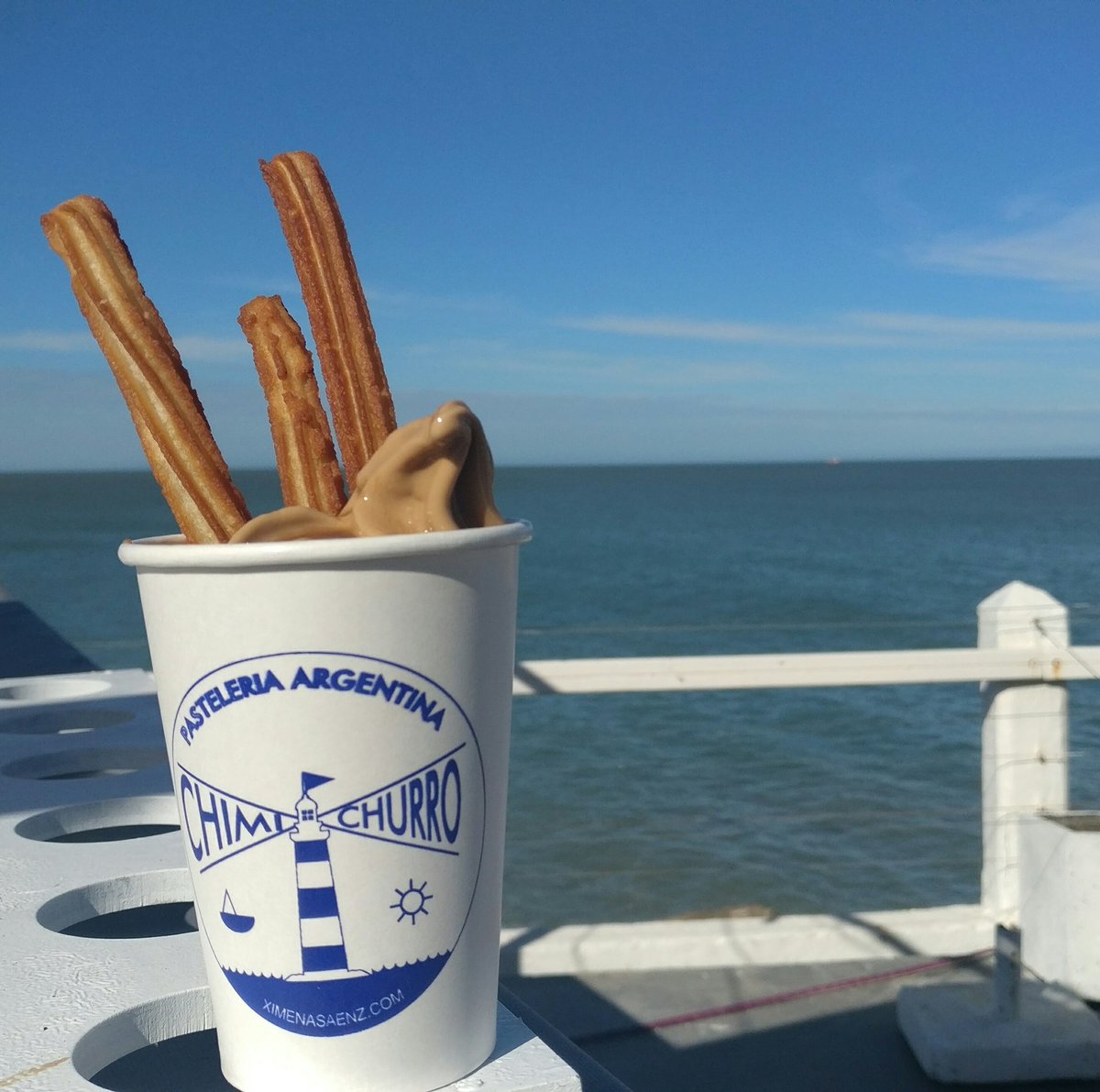 En #Felicidonia perdí la cuenta de la cantidad de churros caseros con helado casero de dulce de leche llevo comidos. Los hace <a href="/ximena_saenz/">Ximena Sáenz</a>