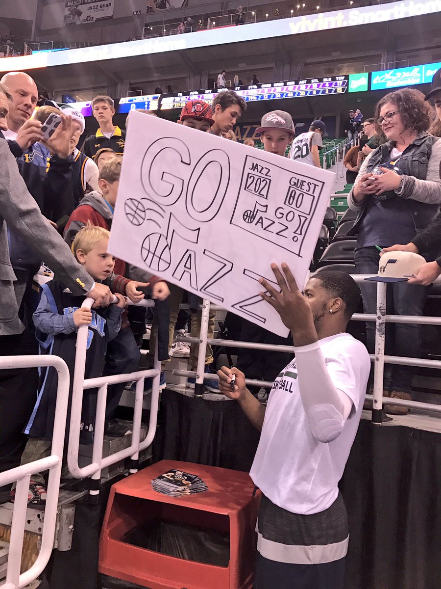 These fans getting a treat from @TheJoeJohnson7 before tip-off! 📝#SACatUTA https://t.co/DIdTh1iLv7