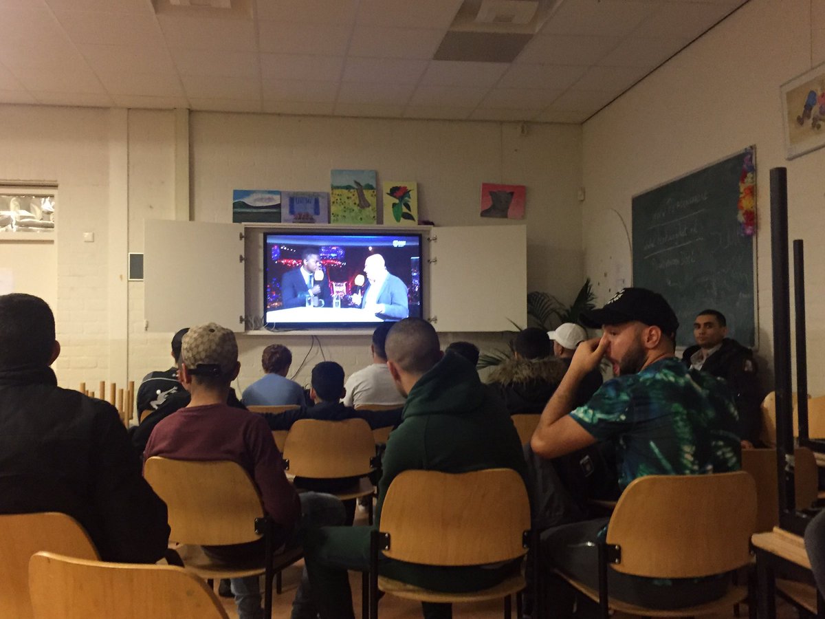 De boys zitten er klaar voor. De spanning is in het wijkcentrum te voelen. #badr vs #rico nu kijken naar voorbeschouwing. #jeugd #laakhavens
