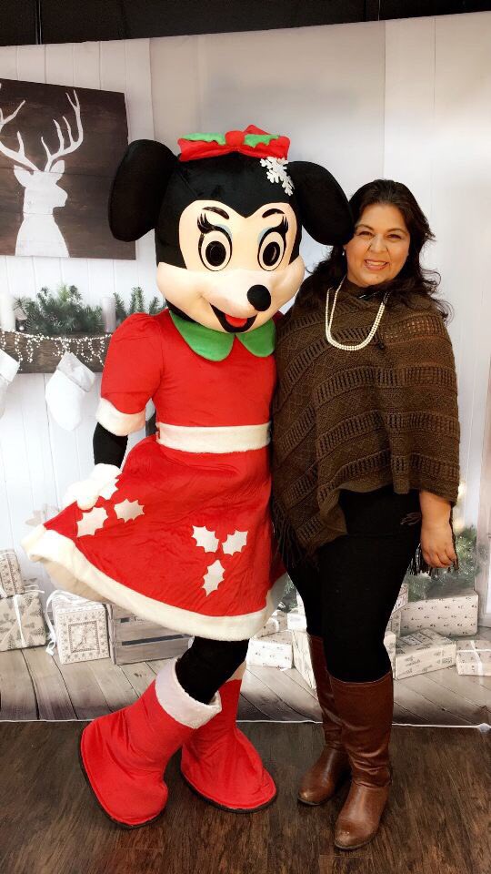 piper_mcmahon's tweet image. Come get your Christmas pics taken with Minnie @alexiaautin @KellyEveleigh #realwireless #whereyouat