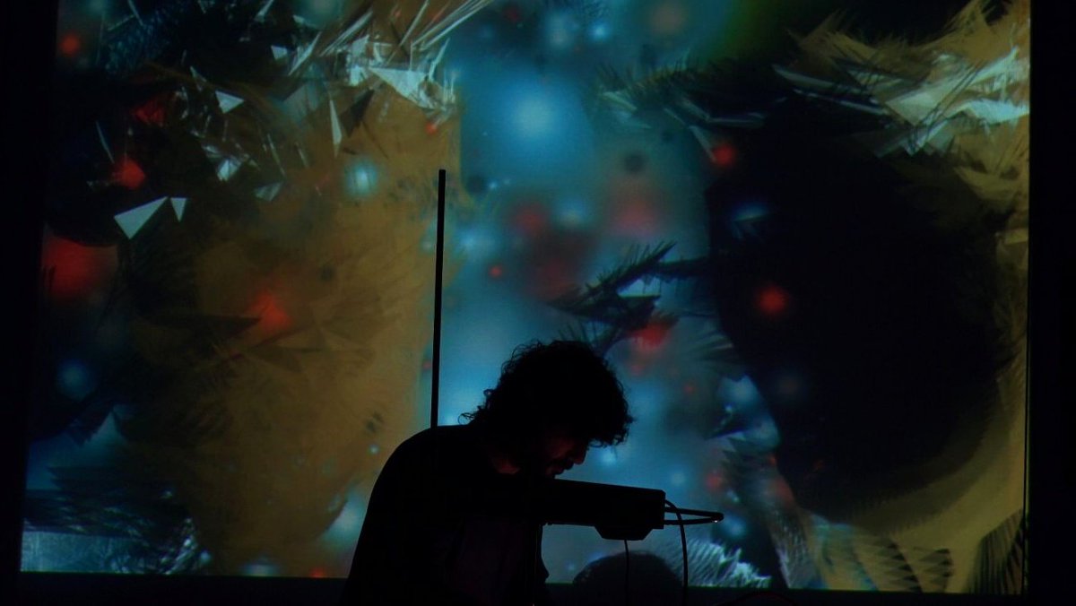 albagcorral's tweet photo. Entrañas visuales bailando a @CarlesViarnes en el @puntzero #byLouise https://t.co/3zEgR92K4i