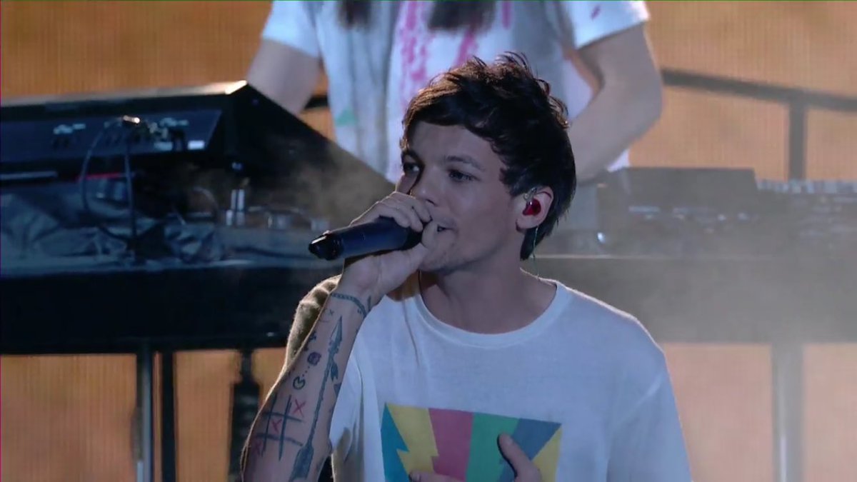 PopStarRevista's tweet photo. Increíble la fortaleza de @Louis_Tomlinson. Cantó frente a miles de personas a 3 días de la muerte de su mamá. #ProudOfLouis 👏👏👏 https://t.co/oJCq9lQEj3