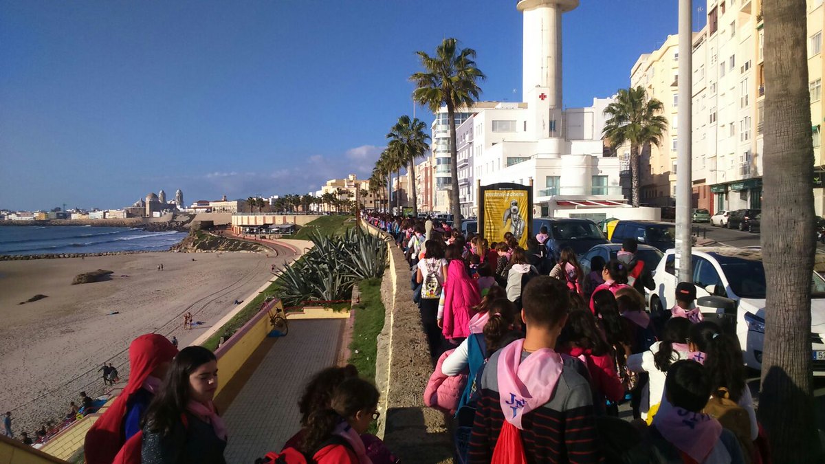 jmvsev's tweet photo. #macro16 catequesis, marcha x Cádiz,evangelización,oración en la Catedral y unos jóvenes dispuestos a darse al mundo.Q más se puede pedir? https://t.co/B9jIQ5YM3I