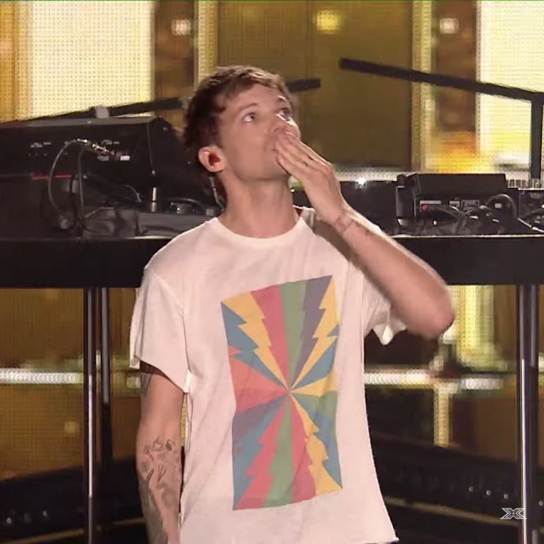 Tpwksofxx's tweet photo. I love him. It takes a lot of strength to do what louis did tonight. I'm so proud of him. #ProudOfLouis https://t.co/UoZbKpLvGA