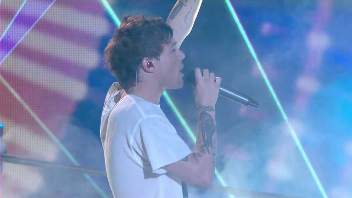 UpdateMixers's tweet photo. ❤ #ProudOfLouis #JustHoldOnLouis https://t.co/NuOvRSKoyG