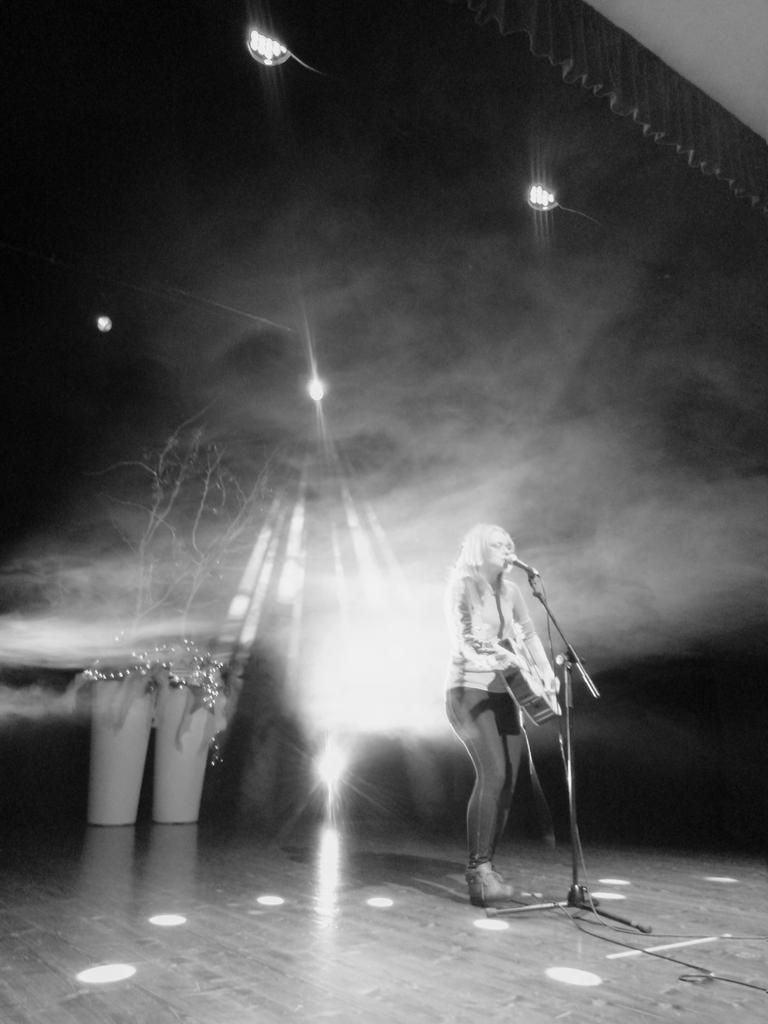 Roxella79's tweet photo. Stasera @FabySound ha presentato il brano "Pecora nera" sul palco del teatro di Guidizzolo (MN) https://t.co/5vAsldjaD7