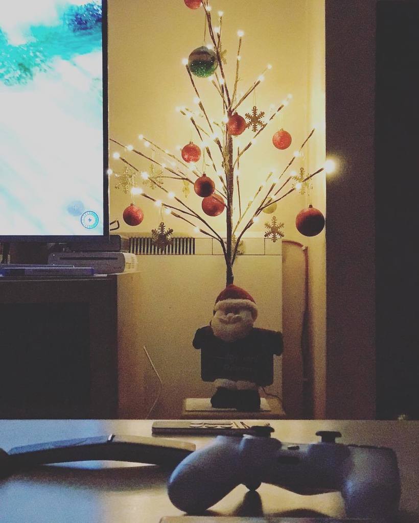bobuk1973's tweet photo. #xmas #gamer #ps4 #catfriendlytree https://t.co/TfQsNxp47e https://t.co/xzcKgcZFeK