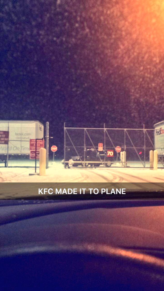 JennaBiggs's tweet photo. if you think finals is stressful try ordering and delivering KFC to @realDonaldTrump on his plane in the middle of a blizzard https://t.co/PG1FMhwfe9