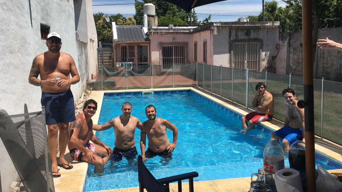 lucio029's tweet photo. Fin de año #amigos #ituzango #pileta #relax #diciembre https://t.co/QCbfqPAFZ2