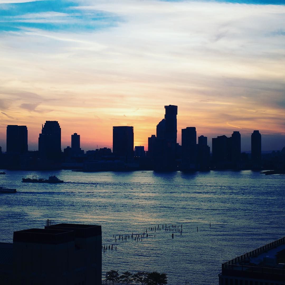 BarAzulNYC's tweet photo. Maybe it's the view or maybe it's the drink in my hand, but I feel inspired to write a love letter to my city.  – H.H. Photo: hassanoor29 https://t.co/SW0Yl9ibMv