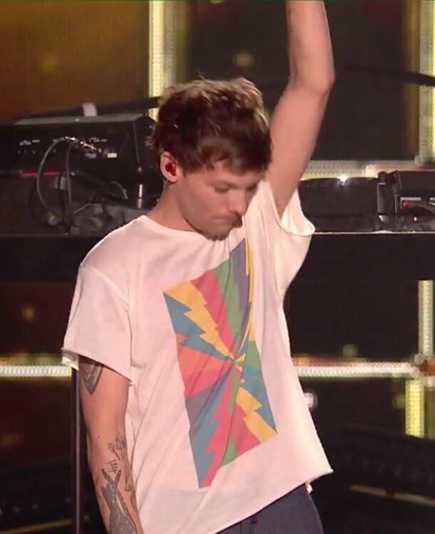 Toplilise49The's tweet photo. #ProudOfLouis Louis a rendu hommage à sa mère et sa mère est fière de lui 💕 https://t.co/nDYOLbKlUk