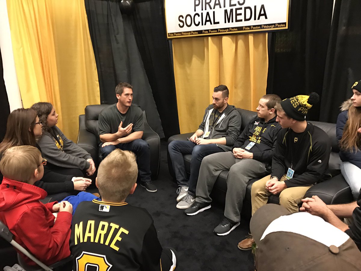 Pirates's tweet photo. Hanging with @david23freese โ๏ธโ๏ธโ๏ธ
#BucSocialVIP https://t.co/fxGlGyX5HR