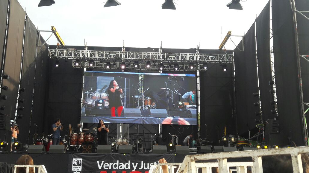 Chileokulto's tweet photo. Ahora: comienza 6ta versión de #VivasVoces en Recoleta. Inicia el cantautor @nanostern en #DiaInternacionalDeLosDerechosHumanos https://t.co/9aTtLp6V2y