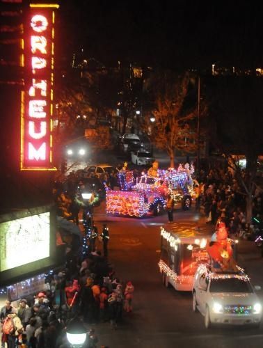 City sidewalks, busy sidewalks dressed in holiday style: bit.ly/2hcln2h. #LightParade #FlagstaffHappenings