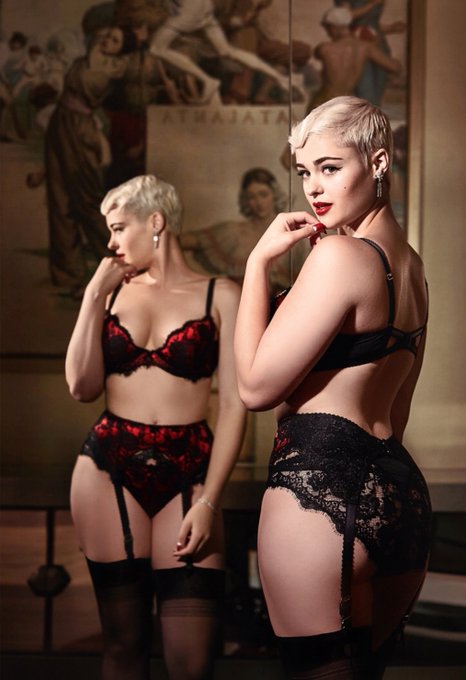 Wearing @DitaVonTeese ❤️❤️️ #mirrormirror #lingerie #model #ditavonteese #stefaniaferrario https://t