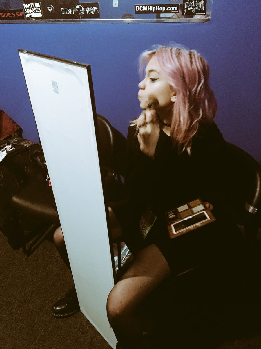 HeyViolet's tweet photo. getting ready for da show https://t.co/Y1S3gr7eBD