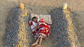 ياعزي لمنهو مات ..شايبه من مبطي
الا شاف شايب حن قلبه لشيبانه

رماه الزمان وشاين الحظ مايخطي
والا يايبه توقف على حافة لسانه🔘