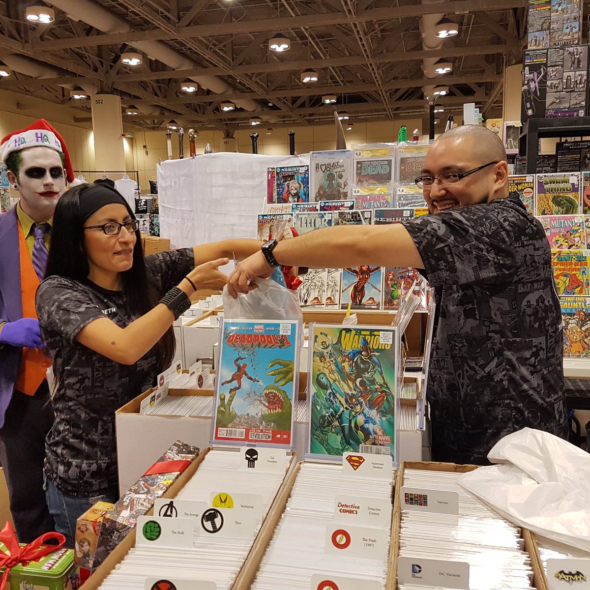 TorontoCardShow's tweet photo. @TOComicShop were the most helpful vendors at the @FANEXPOCANADA Toronto Fan Days: Holiday Show
Their store opens in Etobicoke tomorrow! https://t.co/hhHWtvhDBu
