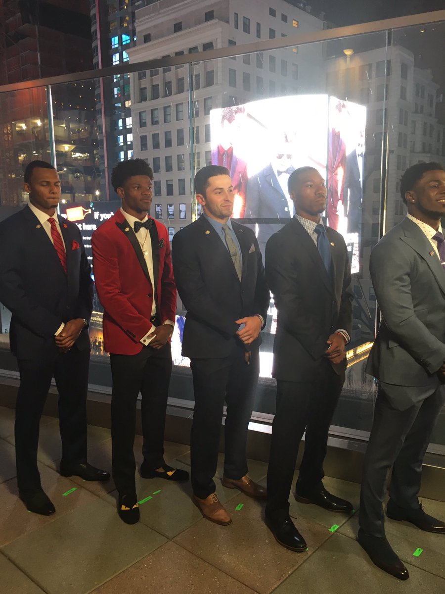 How about <a href="/Lj_era8/">Lamar Jackson</a>'s look tonight? #Heisman