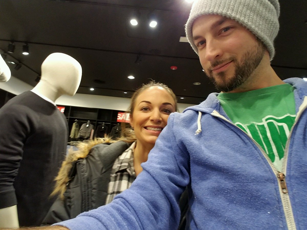 HerringtonPort's tweet image. Celebs everywhere at the mall lol #shopndrop (@ H&amp;amp;M - @hmusa in Columbus, OH) swarmapp.com/c/csXdzlk0yhg