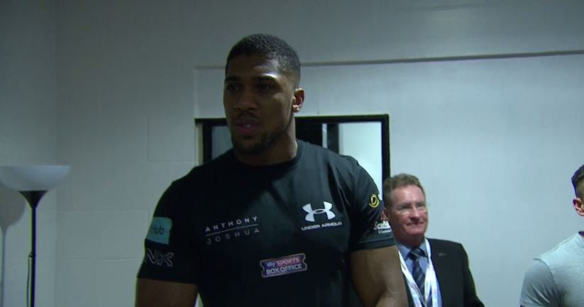 LukeHarmz44's tweet photo. HUGE RECEPTION: The crowd see @anthonyfjoshua on the big screen and go wild.
 https://t.co/ESmWUInYz3 https://t.co/ovjzGXiUPu