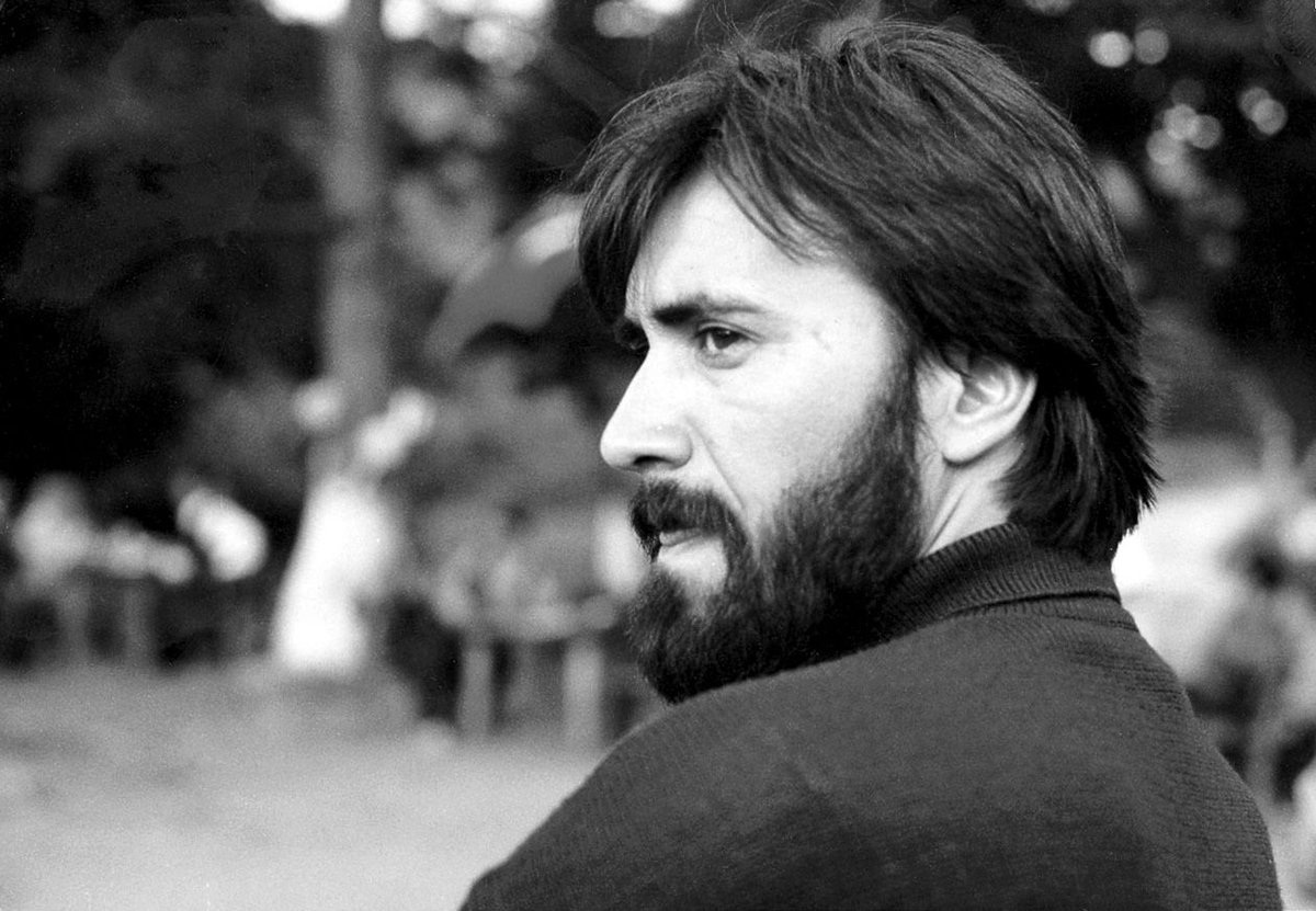 Bu ülkeye ve bu hayata dair hiçbir şeyin, hiçbir zaman benim dilediğim gibi olmayacağını biliyor, artık bundan acı duymuyorum.
Z. Demirkubuz