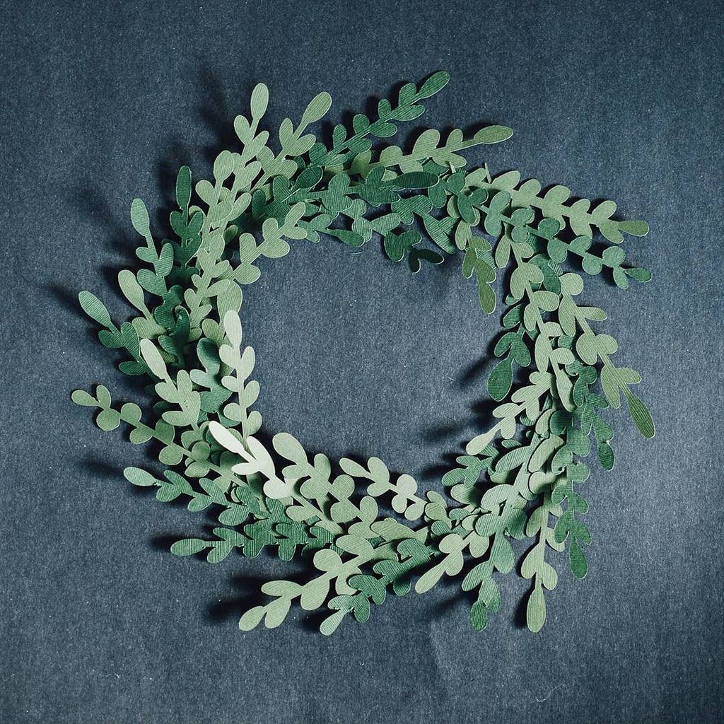 KatJrmn's tweet photo. I'm sure all of you who are super together have already hung up Christmas wreaths, but if you're like me &amp; late wit… https://t.co/Ym2qqhymYv