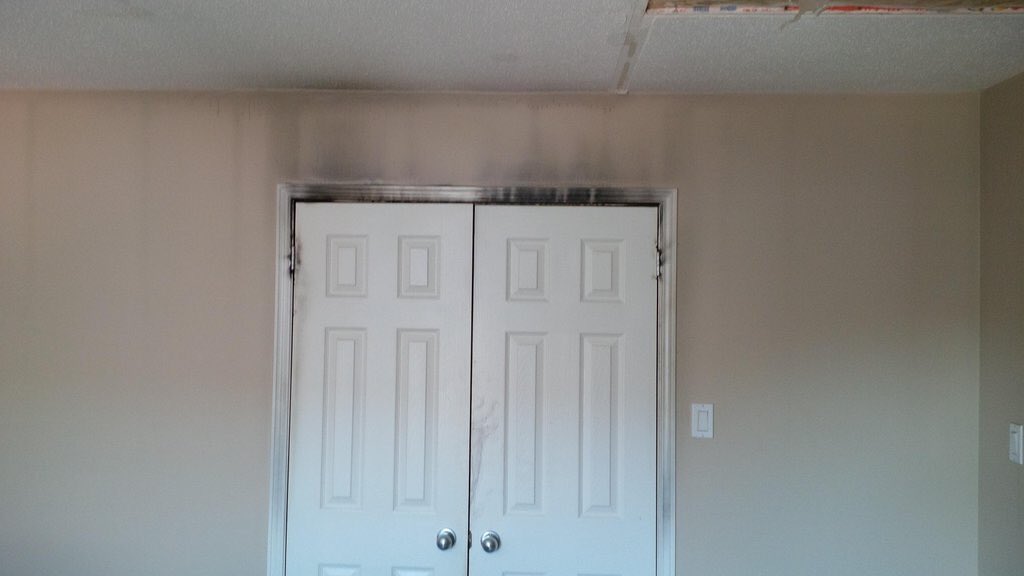 MessierOnFire's tweet image. 2/2 This is the bedroom on the other side of those same doors. Safer than the hallway. #ProtectInPlace #SecondWayOut