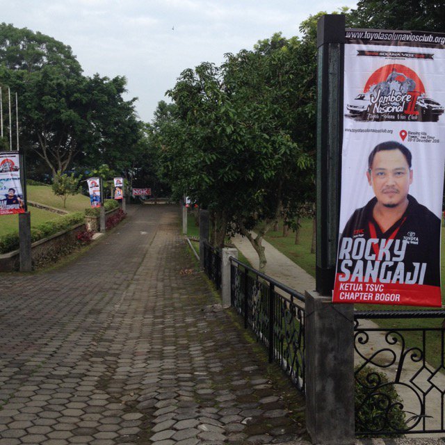 Terpampang poster para ketua chapter TSVC se-Indonesia sepanjang pintu masuk Blessing Hills <a href="/ToyotaID/">Toyota Indonesia</a> #tsvcjamnas2016