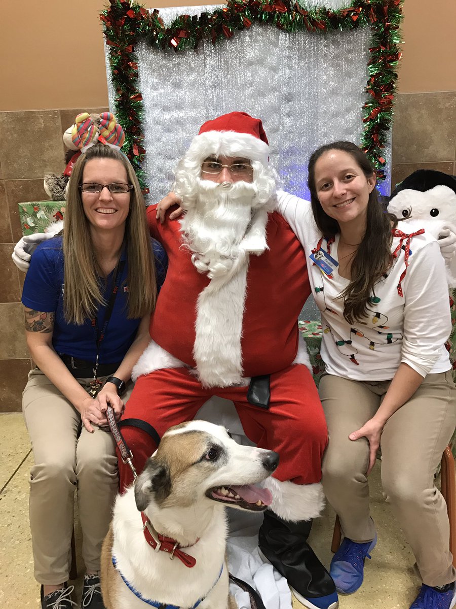 Awesome #teamwork! Great efforts &amp; #energy from #santa, the #elf &amp; the #organizer <a href="/PetSmart/">PetSmart</a> <a href="/dmgelo/">Dave Gelo</a> <a href="/caroline_caron/">CC</a> #gatheraround #store2283