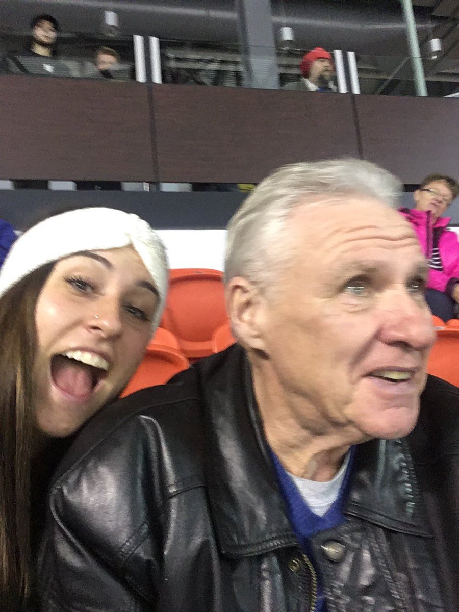 apepin13's tweet photo. Smile for the camera daddy @OHLIceDogs #putusonthetron https://t.co/SdDJ4zRIET
