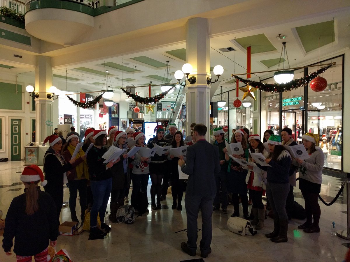 helen_simon's tweet image. Fantastic evening singing Carols for @DublinSPCA with @udcs 🎶 Thanks also to @Q102MoreMusic for some lovely treats!