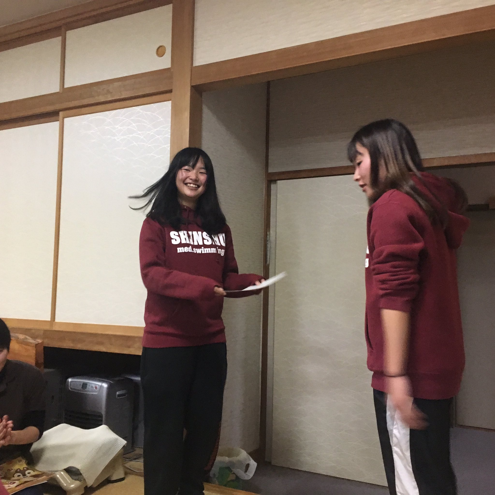 信州大学医学部水泳部 昨日のことになりますが 忘年会の年忘れ大賞を発表します ハプニング大賞 五十嵐 愛情大賞 阪本 ぴたり大賞 岡田