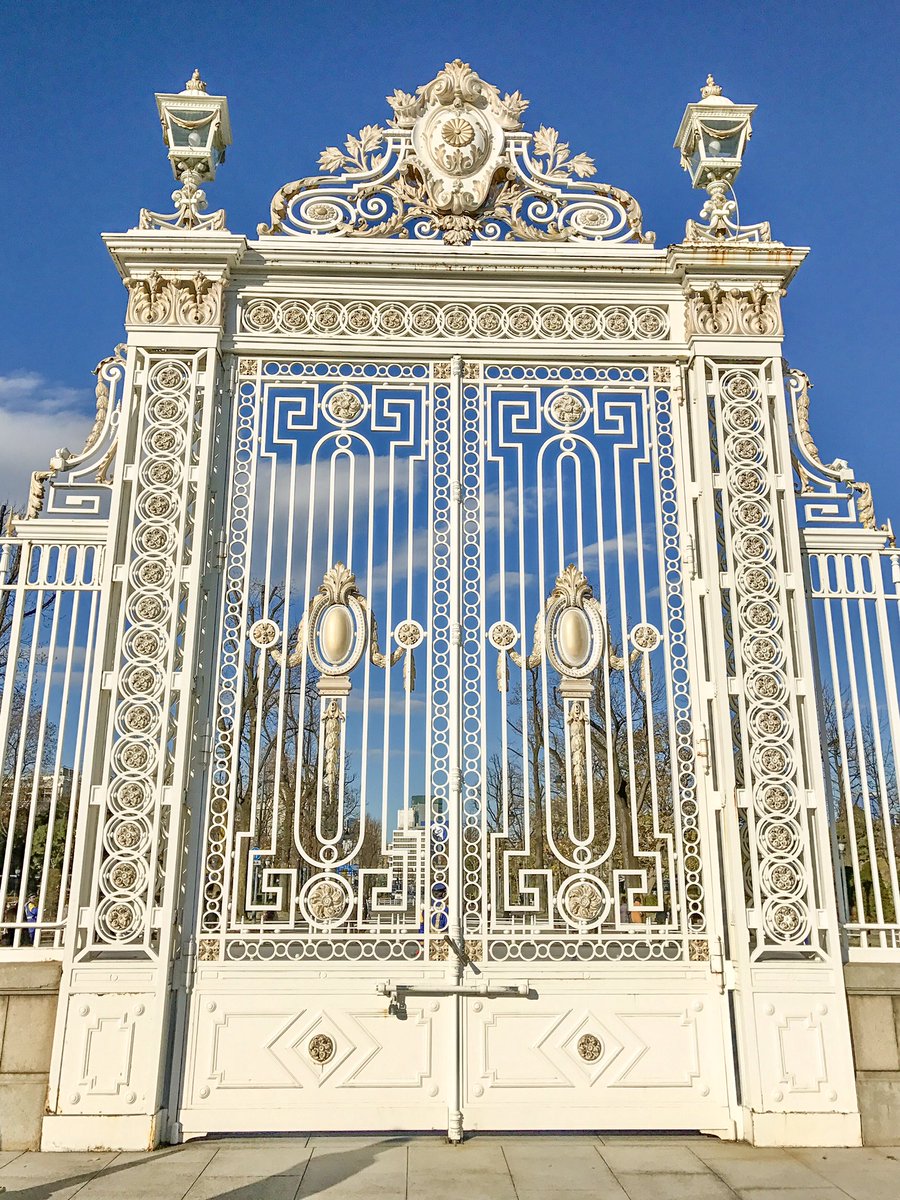 渡邉達朗 日本で唯一のネオ バロック様式の西洋建築物である 迎賓館赤坂離宮本館 明治42年に東宮御所として建設され 戦後は海外からの賓客をお迎えする国の迎賓施設として生まれ変わっている その迎賓館の前庭が期間限定で一般公開されており 美しい