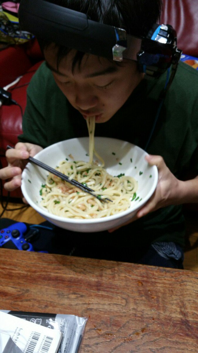 西原理恵子 On Twitter 高松のうどん屋でうつろな目をして若い衆が飲んでた山盛りバター出汁醤油ぶっかけうどん 帰ってさっそく息子に作ってみた 人をダメにするうどんやんか と叫びながら飲んでる 葱カツブシもたっぷりな