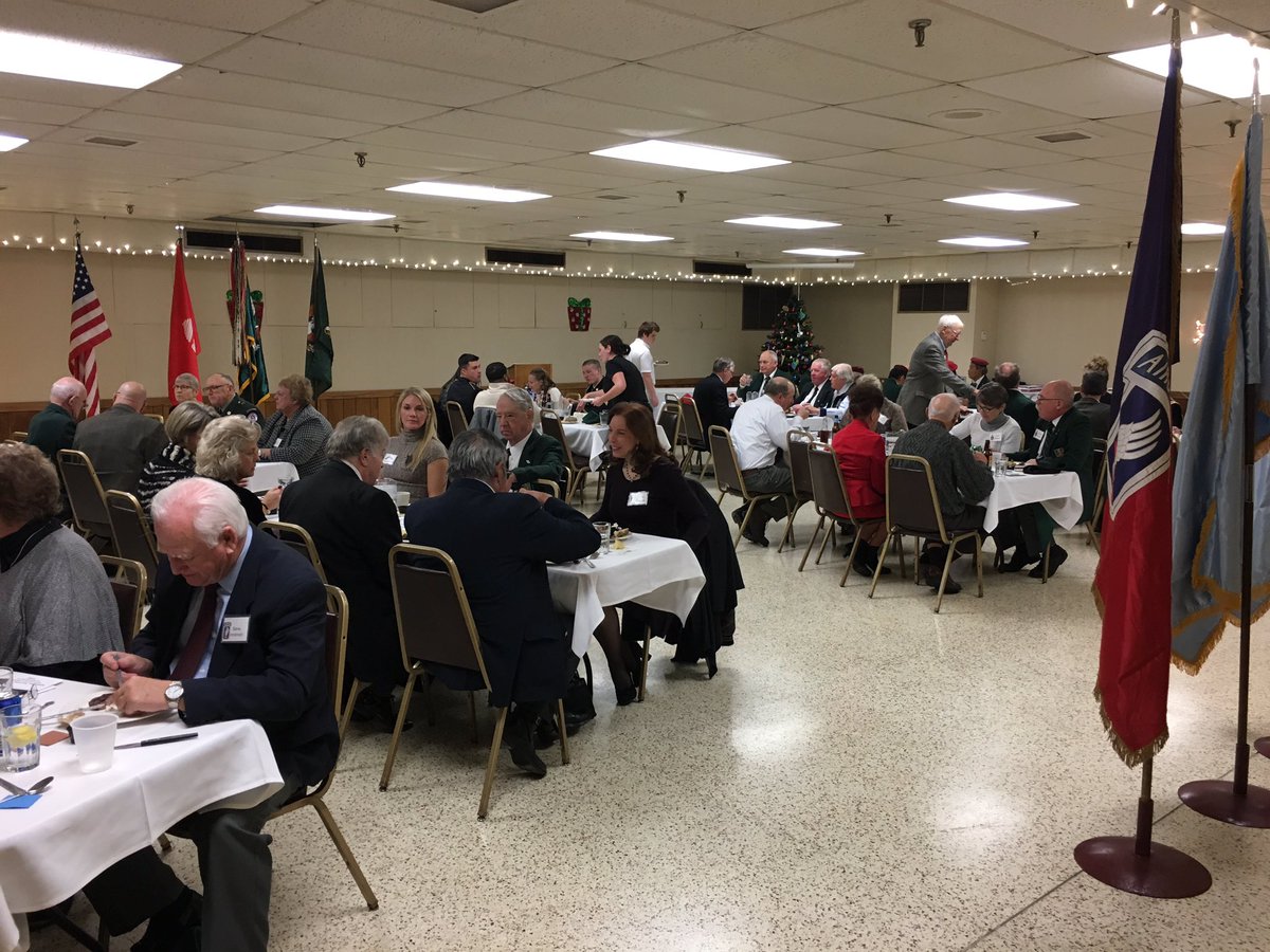 G_E_Hakime's tweet photo. Great part of putting this uniform on is helping out with the veterans that paved the way for us #SFDinner in MN #airborne https://t.co/mHmaAnx08c