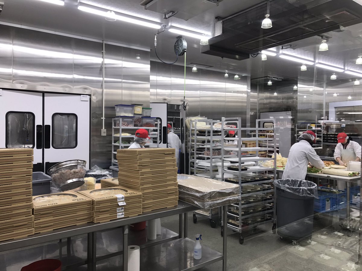 ট ইট র Shigeki Maeda 視察も兼ねてというのもあるけど 前から家人がいろいろ買って来てくれていたので初コストコ来ました Chateauneuf Du Pape の美味しそうなワインもフランスより安いんじゃないかという価格 売り場什器も見せる厨房も参考になりそう