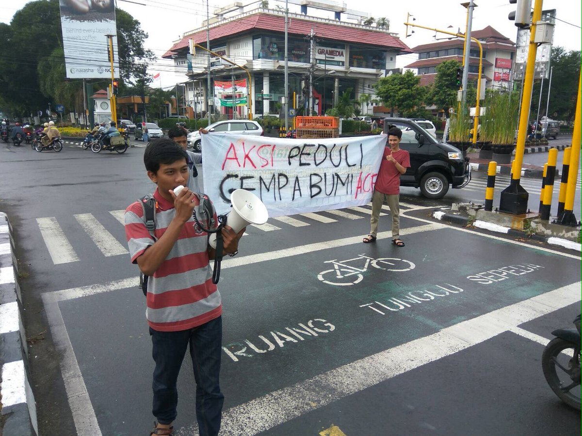 NOW!
AKSI SIMPATIK GEMPA BUMI ACEH~ jual koran untuk aceh🙌🏼✊🏻❤️
#prayforaceh 
#kementriansosialmasyarakat
#bemkmugm