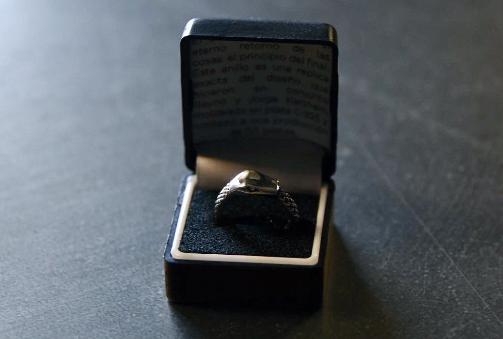 Hay playeras, pósters, sudaderas y anillo conmemorativo de plata a la venta en el lobby del Auditorio Blackberry #ReynoCDMX