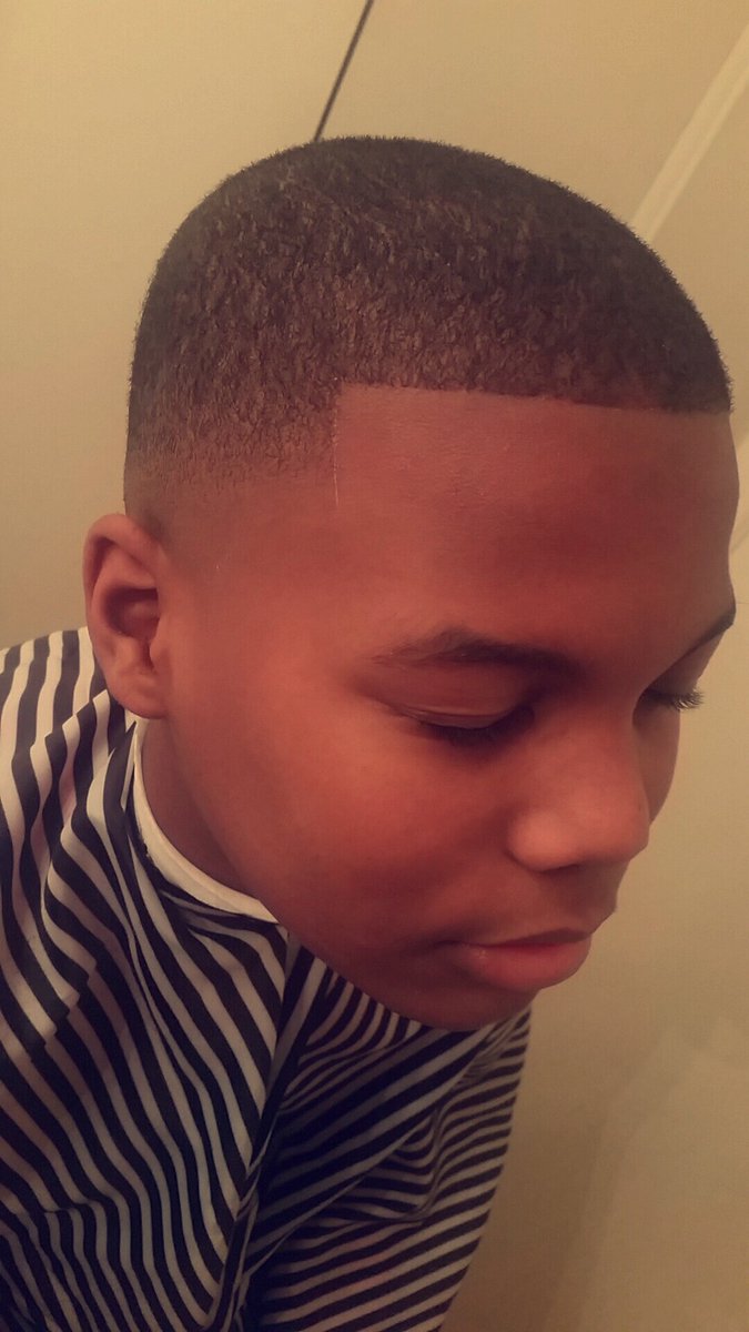 UnQle_E's tweet photo. I had to come to the crib and bip lor bro up 😎✂💈 #BarberE #ECutz https://t.co/doB94wVs7k