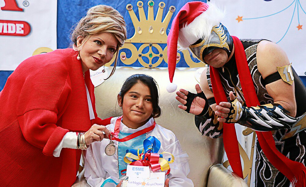 aaa_fansdelucha's tweet photo. La Lic. @MPenaAAA y @aaaerostar1 conviviendo en la #posadaAAA en @magiadeundeseo
#NOTIAAA https://t.co/QQiKigsl4H